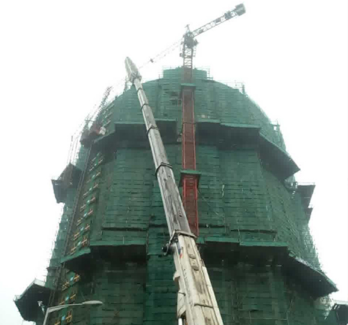 平潭吊车在工地上作业